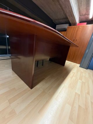 Mesa de madera robusta para despacho