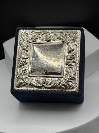 Piccola scatola velluto blu placca argento