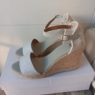 Alpargatas Castañer Beige y Plateadas