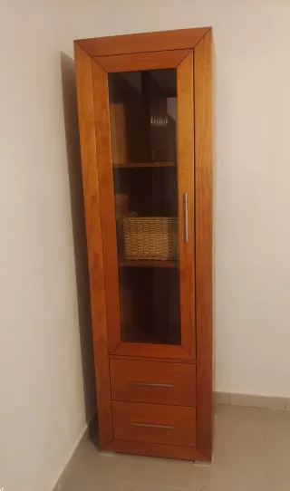 Vitrina de madera maciza con cristal