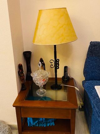 Mesita auxiliar salón y lámpara