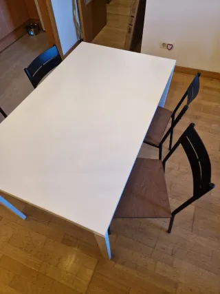 Mesa MELLTORP y 4 Sillas SANDSBERG.