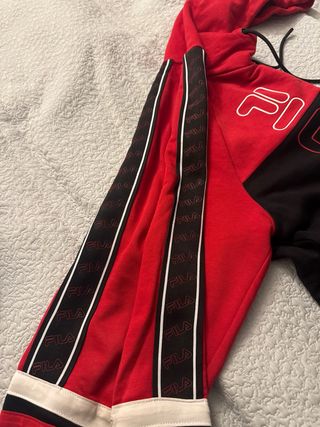 Sudadera Fila Negra y Roja en buen estado