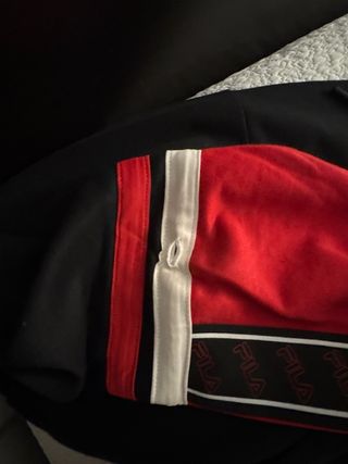 Sudadera Fila Negra y Roja en buen estado