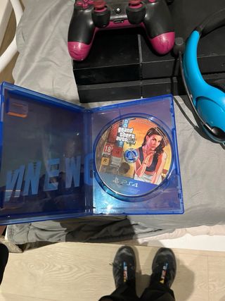 PS4 con 2 mandos y auriculares