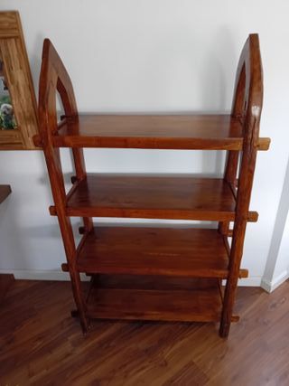 Estantería de madera rústica