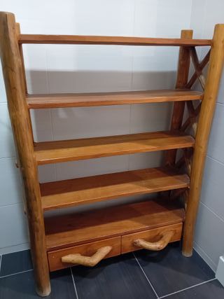 Estantería de madera rústica