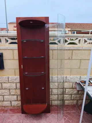 Vetrina in vetro e legno