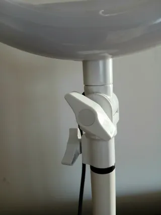 Luce ad anello orientabile con base