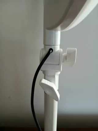 Luce ad anello orientabile con base