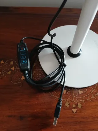 Luce ad anello orientabile con base