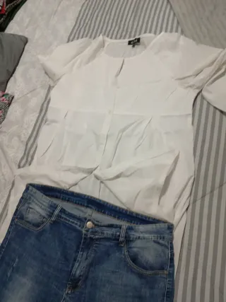 Conjunto: Camisa blanca y pantalón vaquero