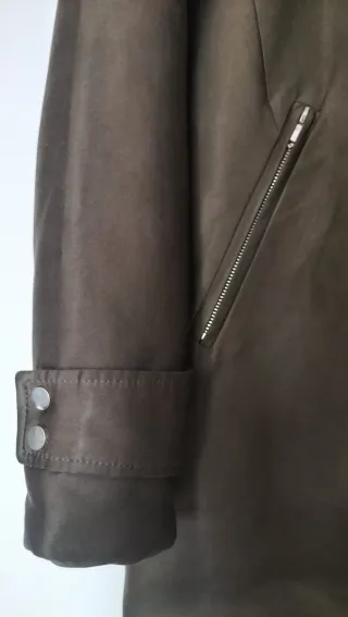 Chaqueta Mango verde oliva y capucha con pelo.