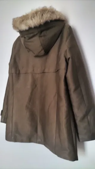 Chaqueta Mango verde oliva y capucha con pelo.