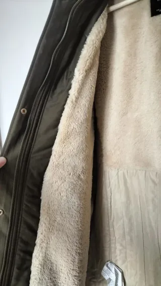 Chaqueta Mango verde oliva y capucha con pelo.