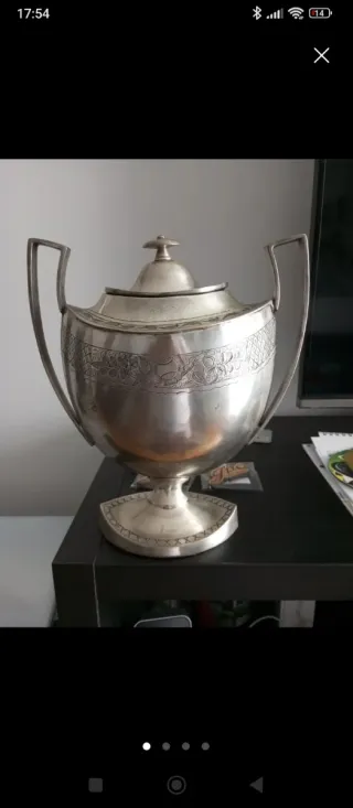 Copa urna de metal plateado