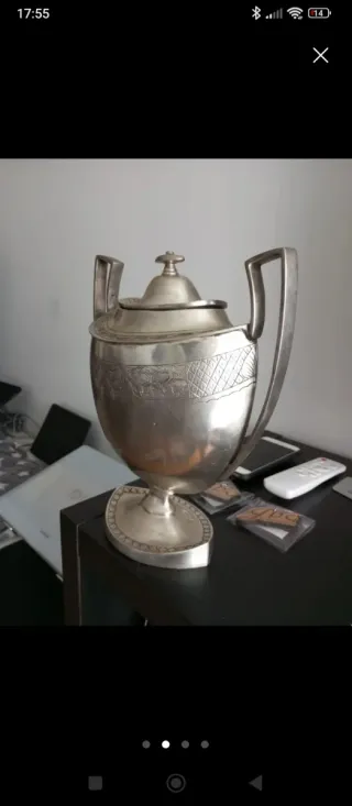 Copa urna de metal plateado