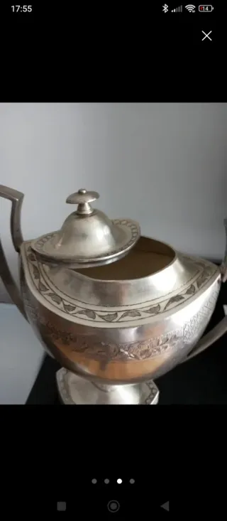 Copa urna de metal plateado