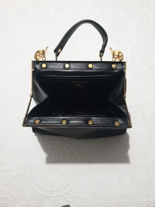 Bolso  vintage diseñador vasco con herrajes dorado
