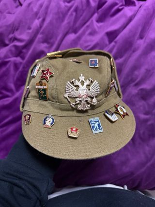 Gorra militar con insignias soviéticas