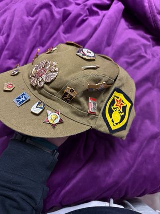 Gorra militar con insignias soviéticas