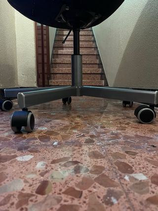Silla de oficina negra con ruedas