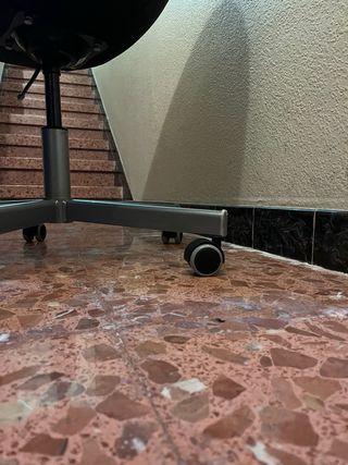 Silla de oficina negra con ruedas