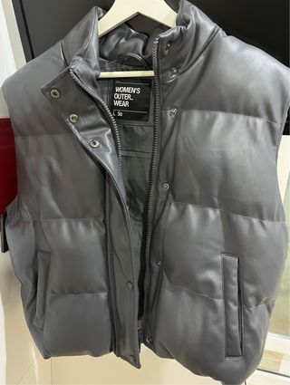 Chaleco acolchado efecto piel gris oscuro