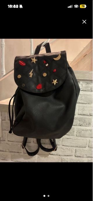 Mochila negra con adornos dorados