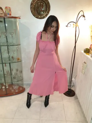 Vestito rosa con spacco e stivaletti neri