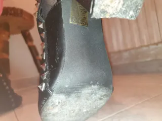 Vestito rosa con spacco e stivaletti neri