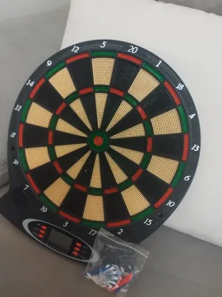 Diana electrónica con dardos