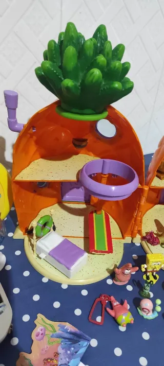 Casa Piña Bob Esponja con muñequitos