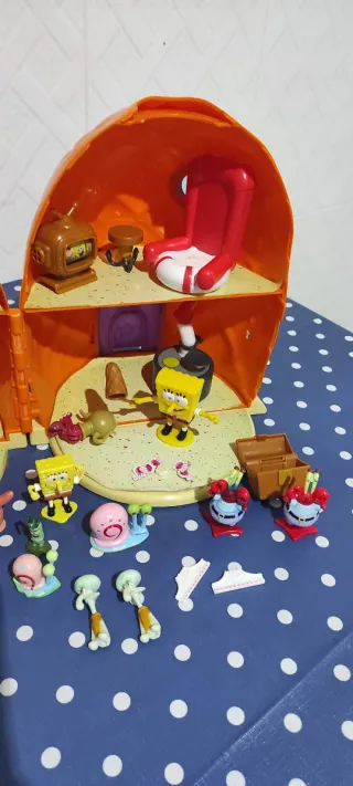 Casa Piña Bob Esponja con muñequitos