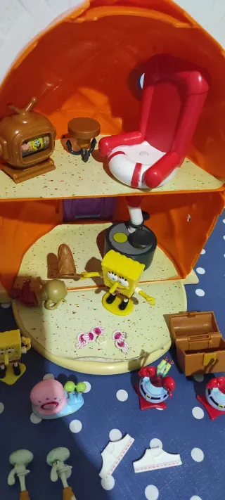 Casa Piña Bob Esponja con muñequitos