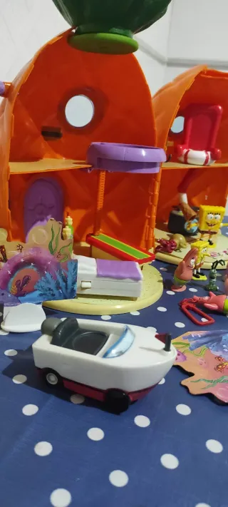 Casa Piña Bob Esponja con muñequitos