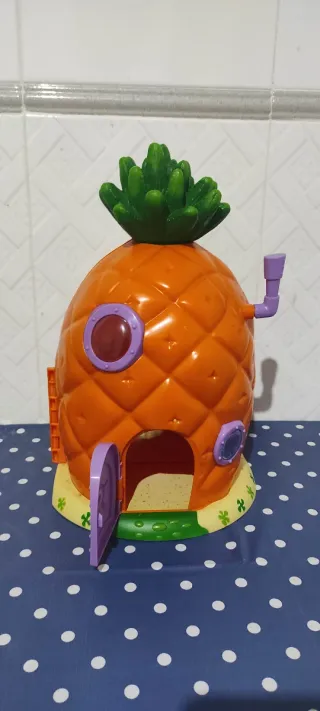 Casa Piña Bob Esponja con muñequitos