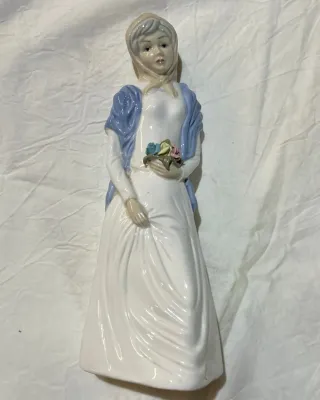 Figura de porcelana mujer con flores
