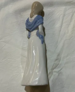 Figura de porcelana mujer con flores