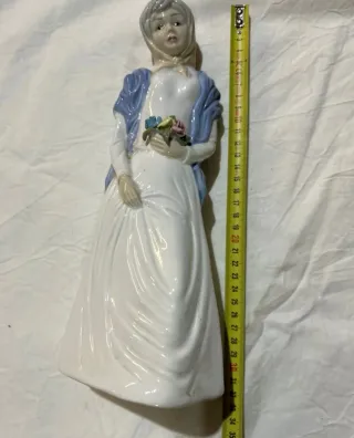 Figura de porcelana mujer con flores