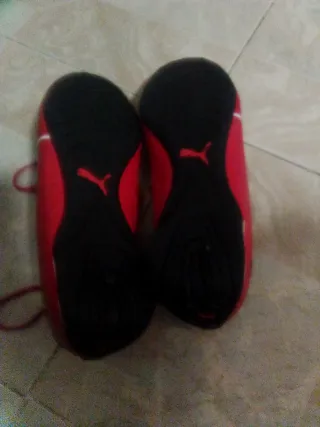 Zapatillas deportivas rojas y negras