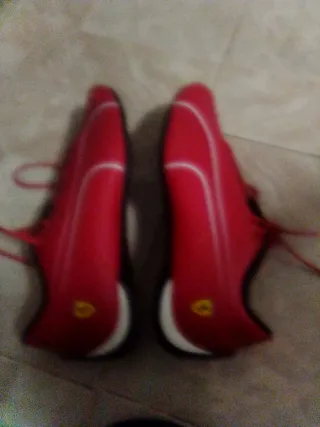 Zapatillas deportivas rojas y negras