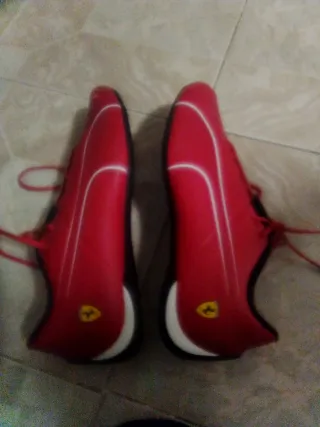 Zapatillas deportivas rojas y negras