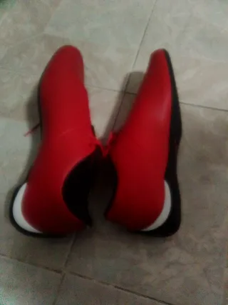 Zapatillas deportivas rojas y negras