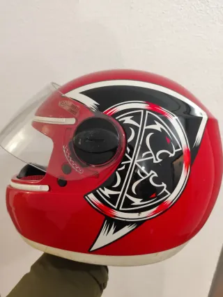 Casco de moto rojo con diseño