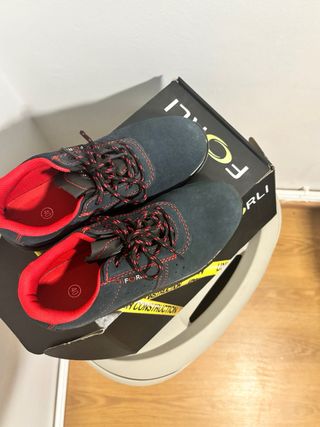 Calzado de seguridad punta de acero Talla 38 y 40.