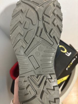 Calzado de seguridad punta de acero Talla 38 y 40.