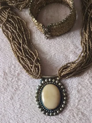 Collar y pulsera beige y dorado