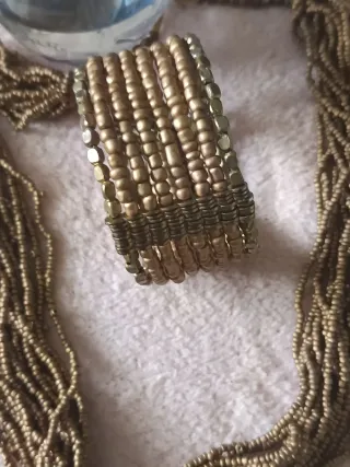 Collar y pulsera beige y dorado