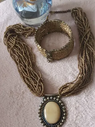 Collar y pulsera beige y dorado